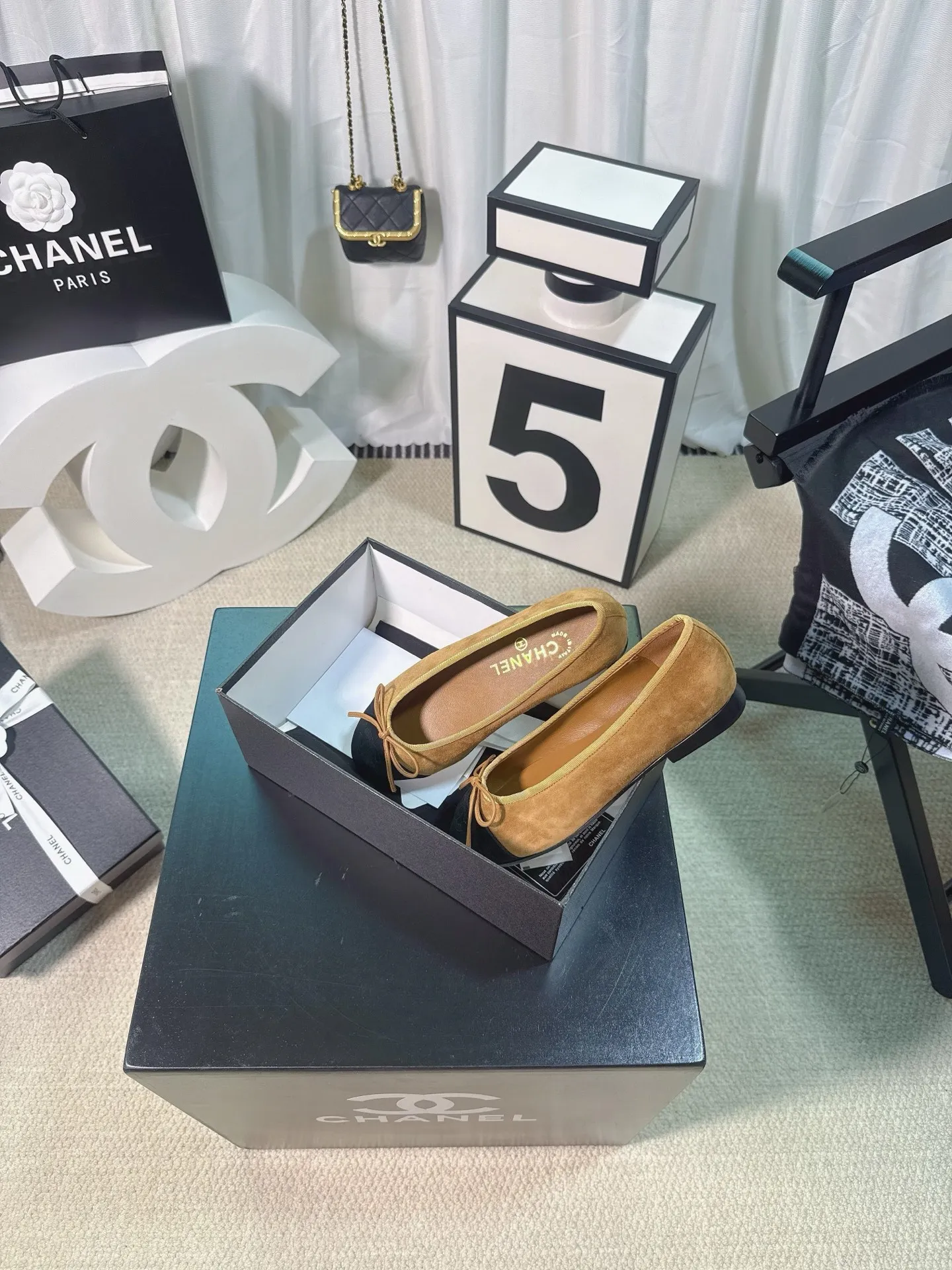 👟👟Ex-factory price 480👟👟 Generation * grade 25s Chanel fragrance is beautiful Maillard color back hollow Sling-back sandals flat/thick heel/high heel Sling-back came out in 1957, and then the two-tone design became a Chanel classic! Very suitable for spring and summer🩰 The two-color design is simple and exquisite, with a square toe and generous temperament. It visually lengthens the leg line. The color of the toe creates a sense of color difference. The back lace design is simple and elegant. It is a classic model that can be worn for hundreds of years. It is worth buying!! Upper: Customized metallic sheepskin. Inner pads: imported sheepskin. Heel height: ballet shoes. Sole: Italian A-grade genuine leather outsole. Size: 35-39 (34.40.41.42.43 is custom-made and non-returnable)